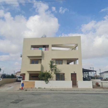 Top Floor 1 Bdrm Aprtrmnt Apartman Dromolaxia Kültér fotó