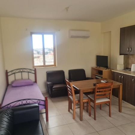 Top Floor 1 Bdrm Aprtrmnt Dromolaxia Kültér fotó