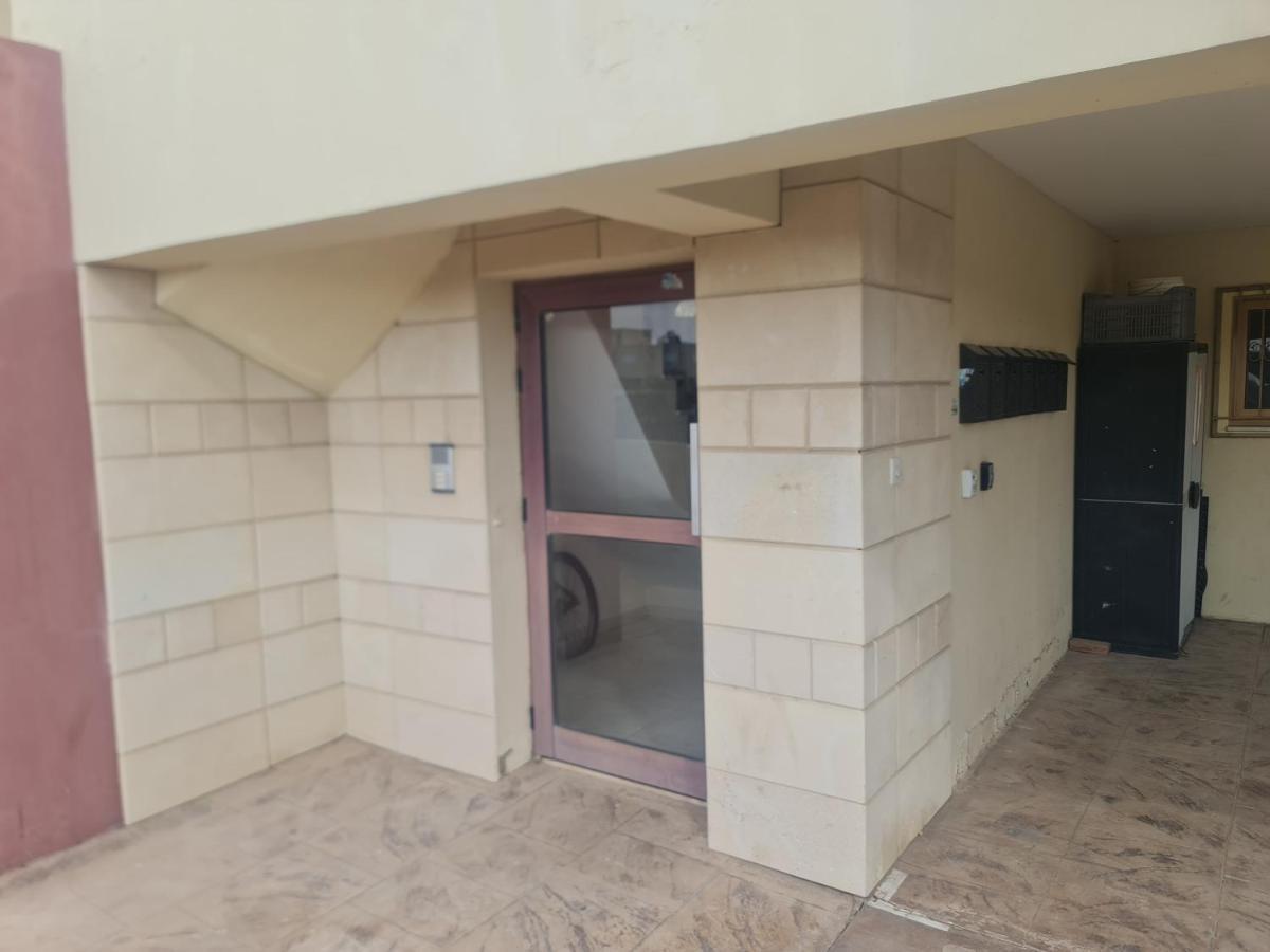 Top Floor 1 Bdrm Aprtrmnt Apartman Dromolaxia Kültér fotó