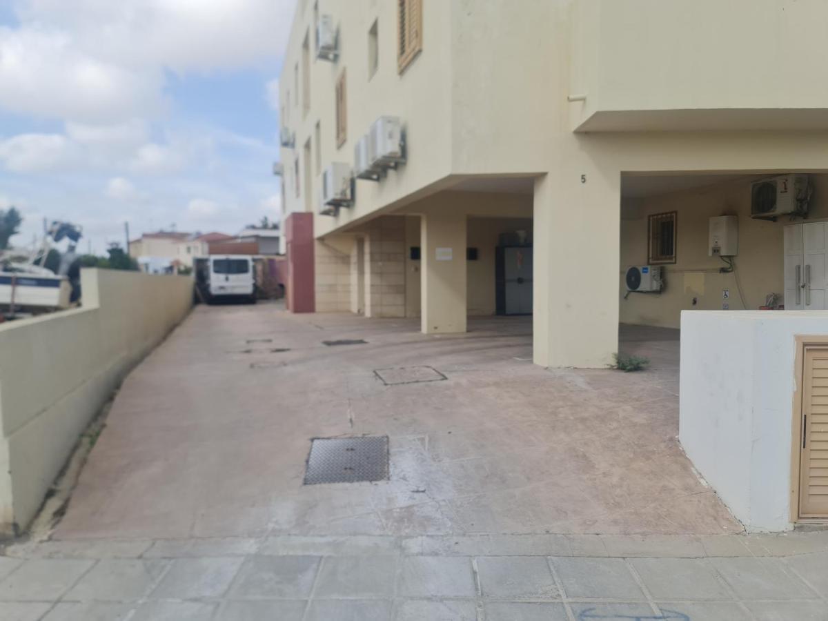Top Floor 1 Bdrm Aprtrmnt Apartman Dromolaxia Kültér fotó
